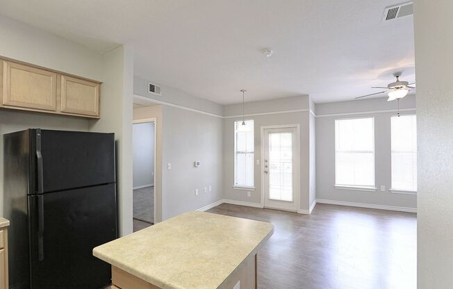 1 bed, 1 bath, 715 sqft, $1,051