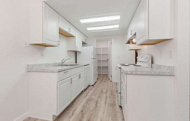 2 beds, 1 bath, 819 sqft, $1,675, Unit 34