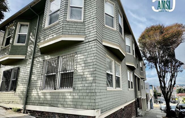 Come live in this Potrero Hill | 2BD/1BA | Hardwood Floors | On-Site Laundry | Storage | Unbeatable Location