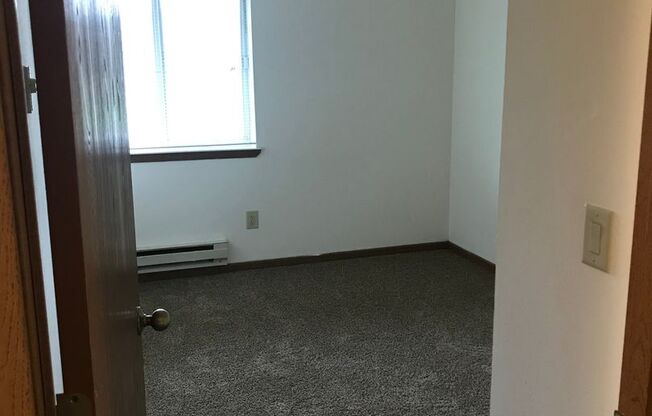 3 beds, 1 bath, 1,040 sqft, $1,695, Unit 3164-206