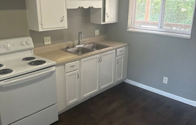 2 beds, 1 bath, 750 sqft, $970, Unit B12 1041 09