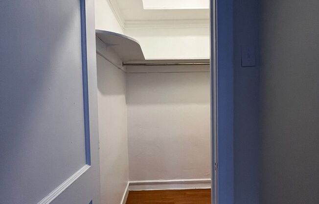 1 bed, 1 bath, 572 sqft, $1,485, Unit Old King Edward 17