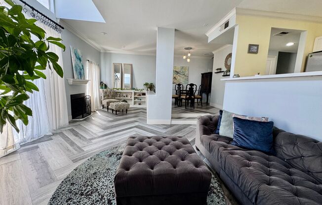 NATURAL LIGHT WITH OPEN FLOOR PLAN - This 2 BR, 2.5BA Townhome-style Condo is located in Brentwood
