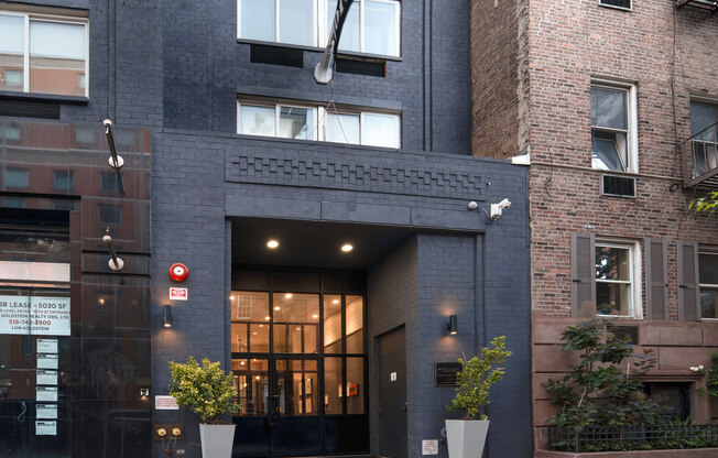 101 E 10th St