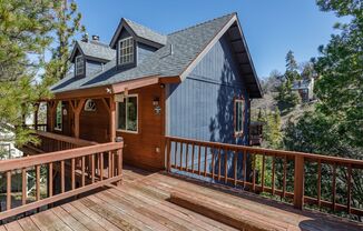 Immaculate Chalet with Views of High Desert