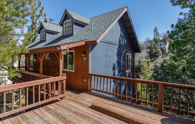 Immaculate Chalet with Views of High Desert