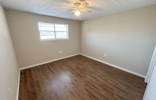 2 beds, 1 bath, $950, Unit Apt 5