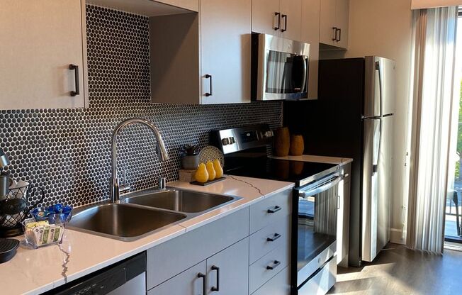 Studio, 1 bath, 327 sqft, $1,570, Unit 417-211