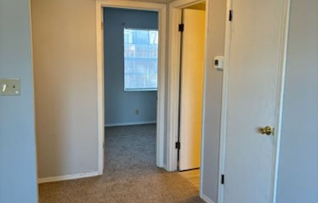 2 beds, 1 bath, $795, Unit B