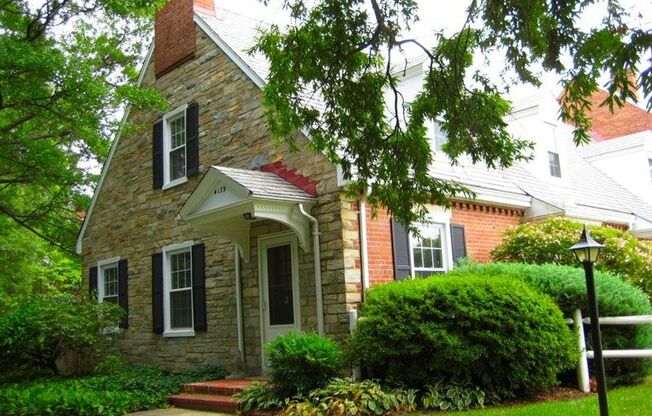 3 level end unit 1br+den 2ba town house in Fairlington