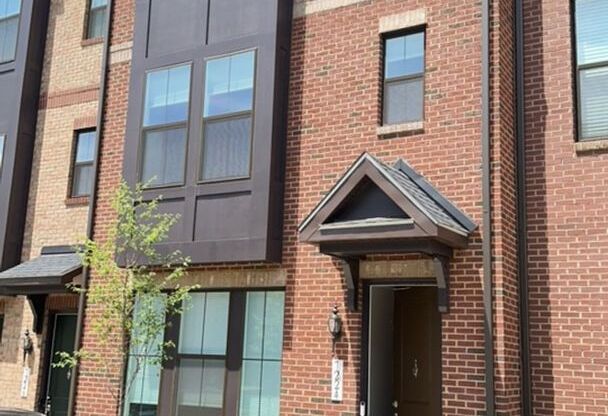 Beautiful contemporary TH in desirable North Hill