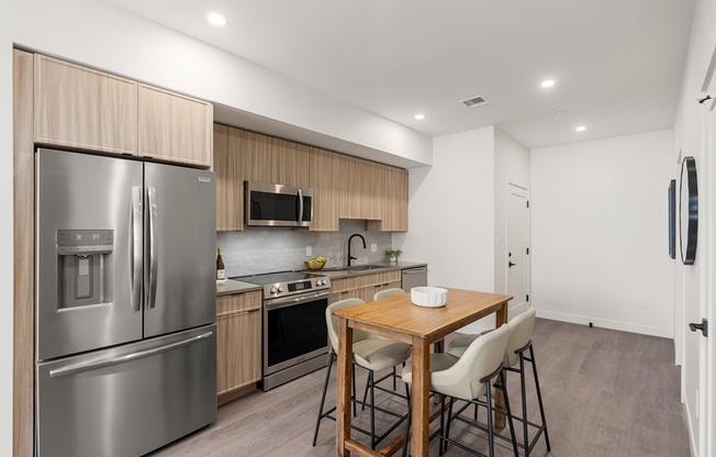 2 beds, 1 bath, 853 sqft, $3,250, Unit 411