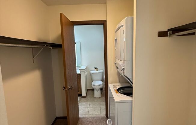 2 beds, 1 bath, 965 sqft, $1,595, Unit 7749CA