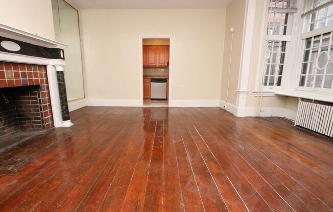 Fabulous Studio w/ Great Natural Light!*Available September*