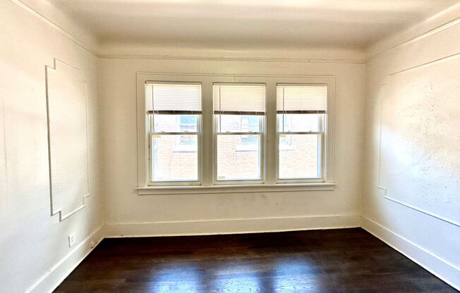 4 beds, 1 bath, $1,000, Unit 3279 Calvert St - Upper