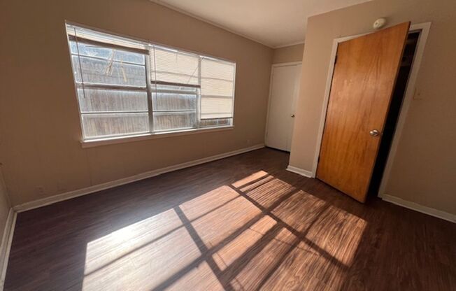 2 beds, 1 bath, $995