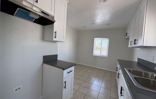 1 bed, 1 bath, 665 sqft, $1,850, Unit 727 1/2