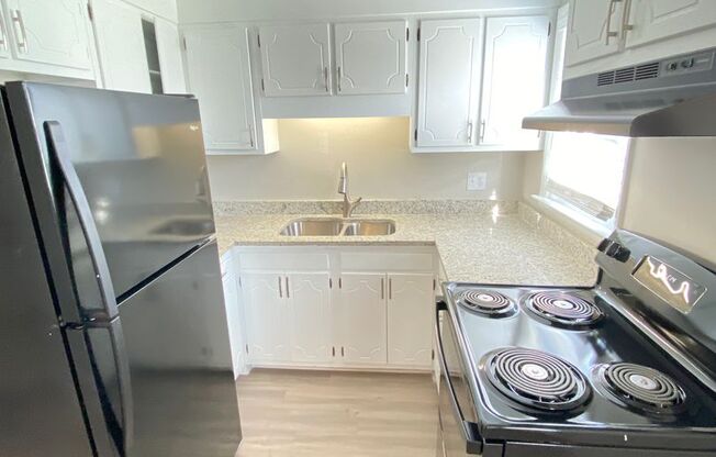 2 beds, 1.5 baths, 832 sqft, $1,100, Unit 874 Oakwood Villa