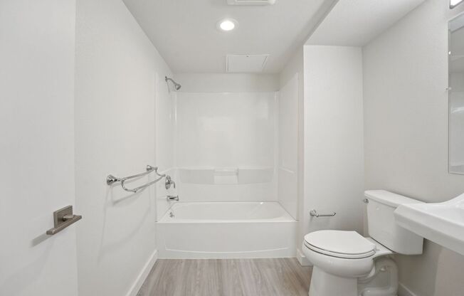 3 beds, 1 bath, 668 sqft, $4,650, Unit 502