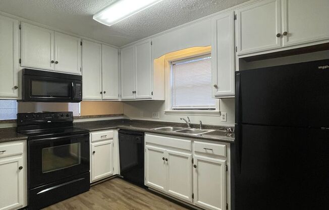 2 beds, 2 baths, $1,025, Unit APARTMENT A