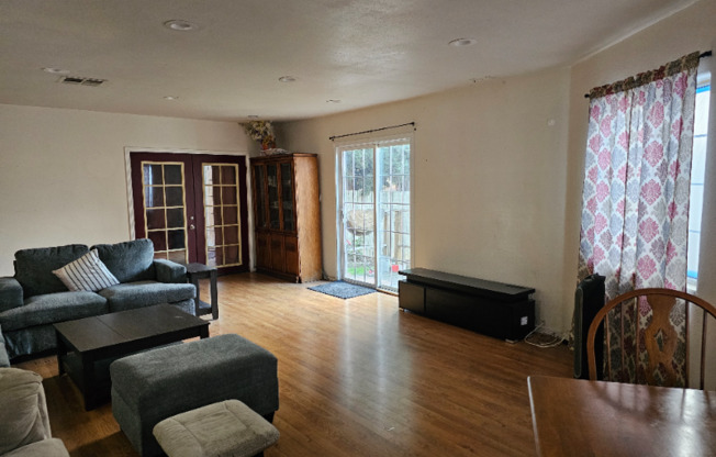 311 E 44 ST