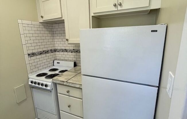 Studio, 1 bath, 300 sqft, $1,124, Unit 27