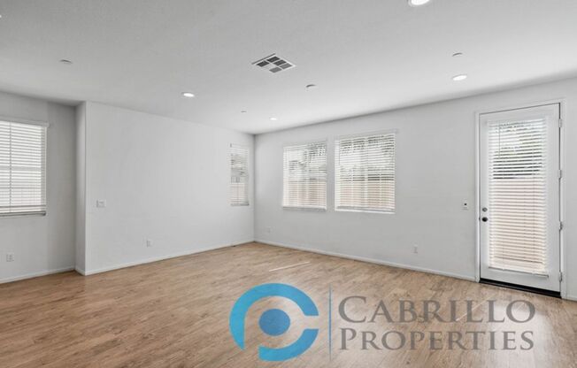 Spacious 3 bedroom Home w/2 car Garage in Vista, Short Drive to the Beach and Freeway access!