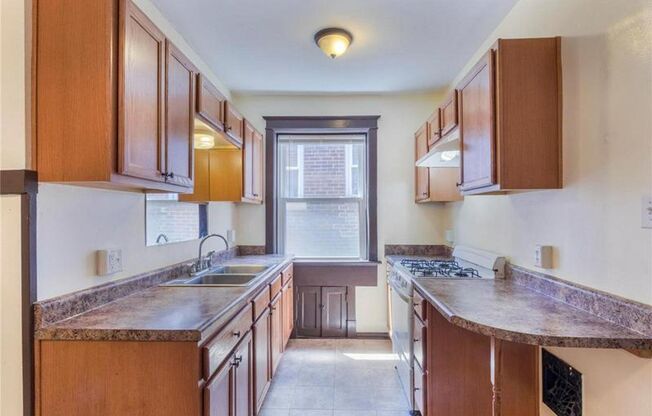 1 bed, 1 bath, 700 sqft, $815, Unit 2W