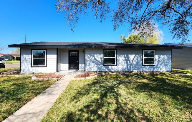 218 W Williamson Ave in Harlingen! 3BD/2.5BTH HOME WITH POOL! Pool maintenance included!