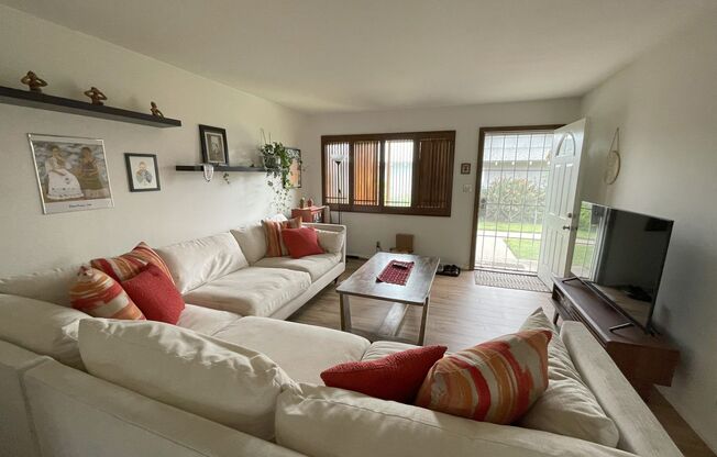Beautiful single story 3 bedroom w/2 parking spaces