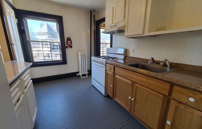 1 bed, 1 bath, 700 sqft, $1,350, Unit B