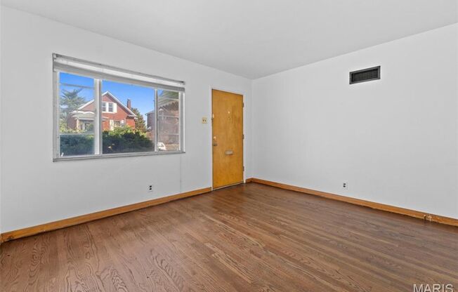 2 beds, 1 bath, 770 sqft, $1,200, Unit Southwest Ave - 2048