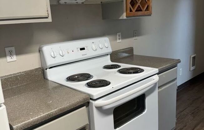 2 beds, 2 baths, 1,070 sqft, $1,595, Unit 12-104