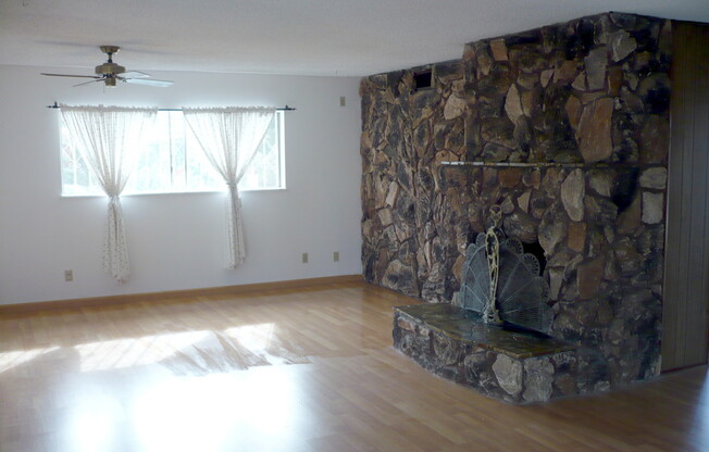 4-Bed, 2.5-Bath House w/2-Car Garage & Pool