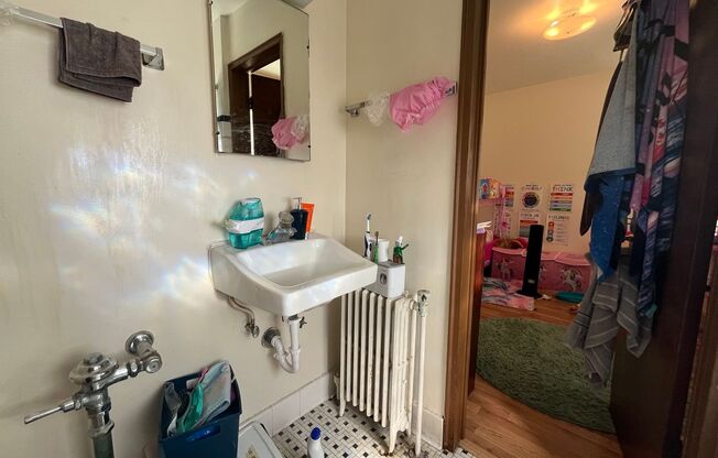 2 beds, 1 bath, $1,295, Unit 2