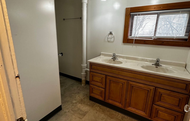 3 beds, 1 bath, $1,000, Unit WO647.5