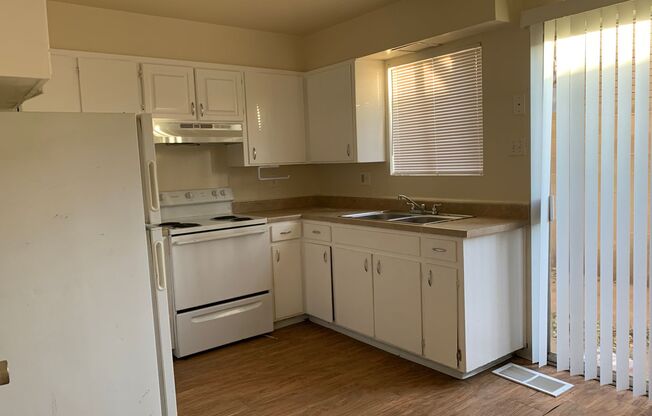 2 beds, 1.5 baths, 915 sqft, $1,175, Unit D