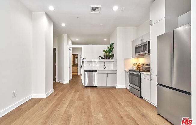 2 beds, 2 baths, 1,010 sqft, $3,050, Unit 404