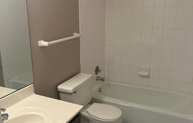 2 beds, 1 bath, 948 sqft, $1,179, Unit 059