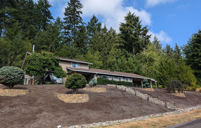 BIG & BEAUTIFUL! 5 Beds / 3.5 Bath for Rent in Port Orchard - Amenities Galore!