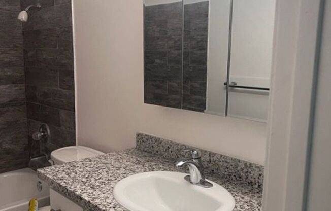 2 beds, 1 bath, $2,500, Unit 77
