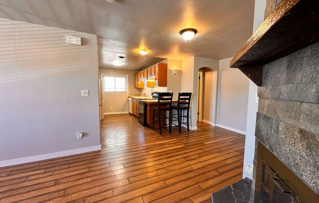 2 beds, 1 bath, 800 sqft, $1,695, Unit 509 7th St - Upper unit