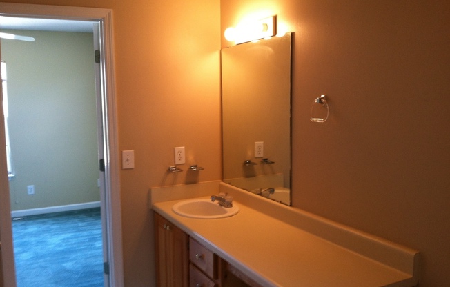 3bed/2bath duplex in Twin City for August!