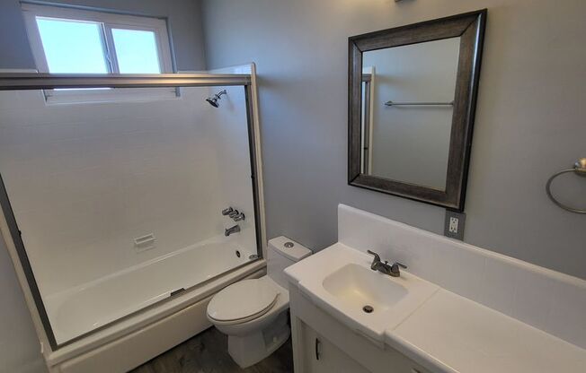 Newly Remodeled 2 Bedroom / 1 Bath Apt Located In Inglewood (DOWNSTAIRS UNIT!) 1/2 off the 1st month