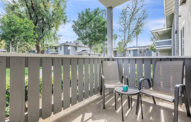 a row of wooden benches sitting on top of a metal fence