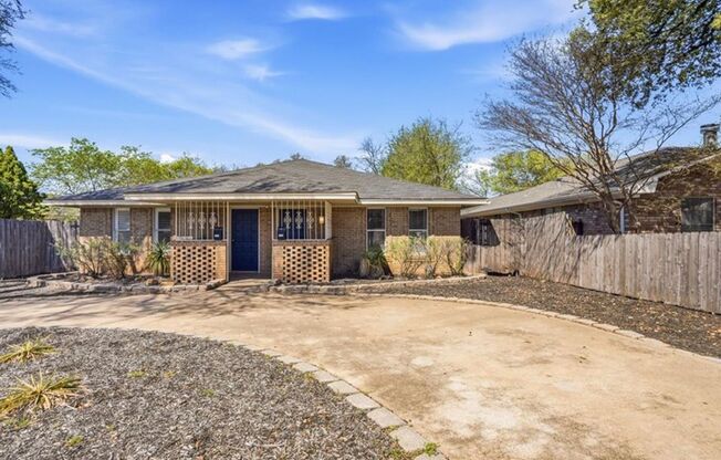 Welcome to this Quaint duplex in Bishop Arts!