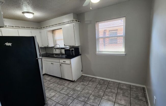 2 beds, 1 bath, $1,100, Unit 10