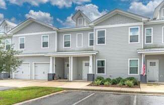 Spacious Townhouse with Community Pool!