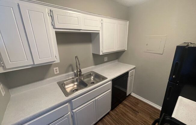 2 beds, 2 baths, 920 sqft, $985, Unit 24B