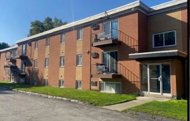 2 beds, 1 bath, $990, Unit 202